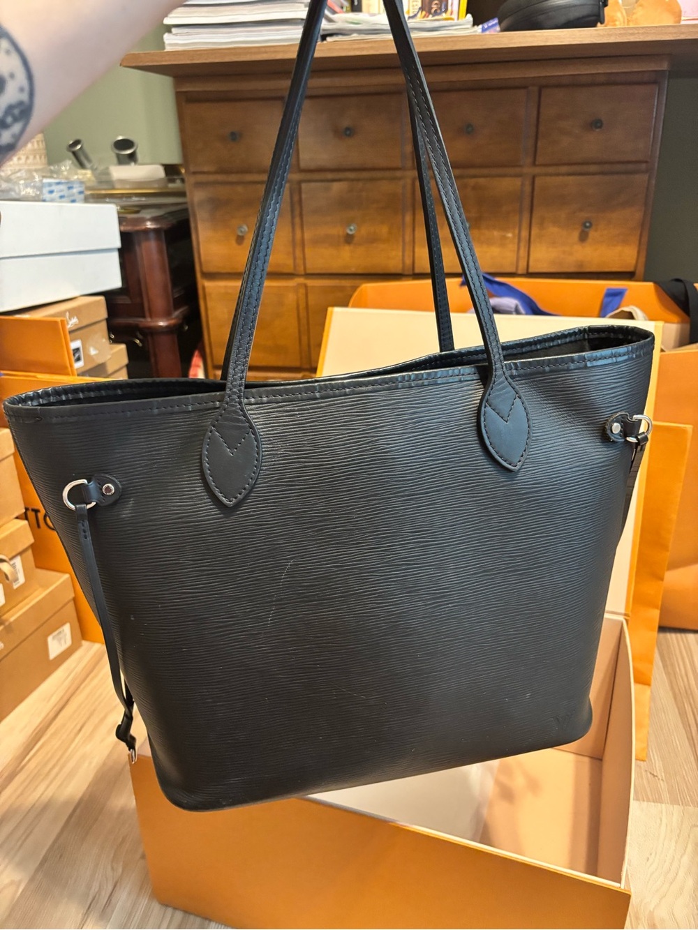 Louis Vuitton Neverfull MM Tote Bag in Black Epi Leather - Picture 5 of 15